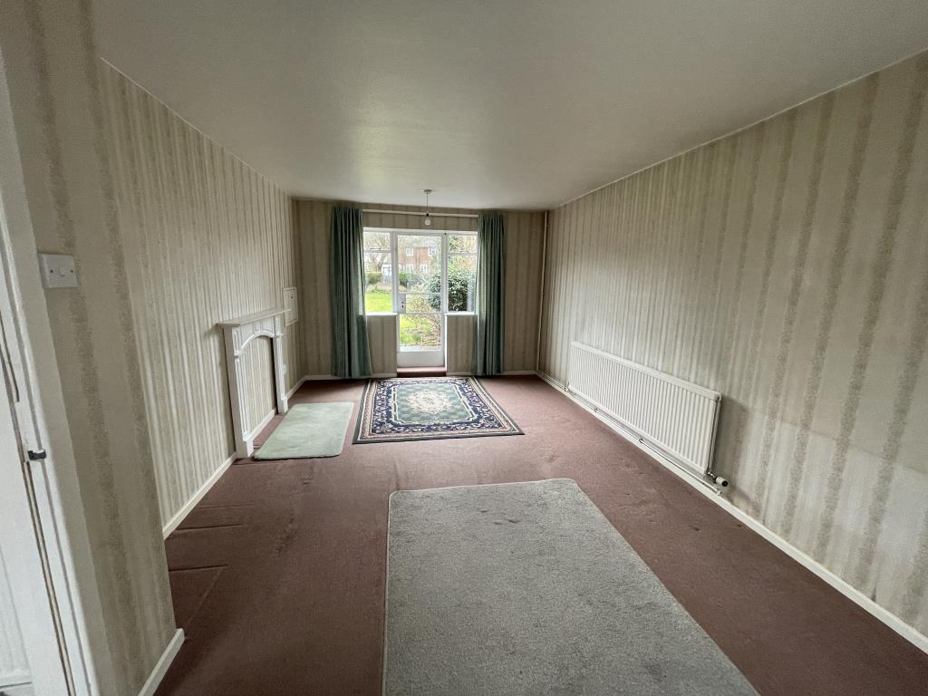 Lot: 125 - SEMI-DETACHED HOUSE FOR IMPROVEMENT - Image of living room for property being sold by auction